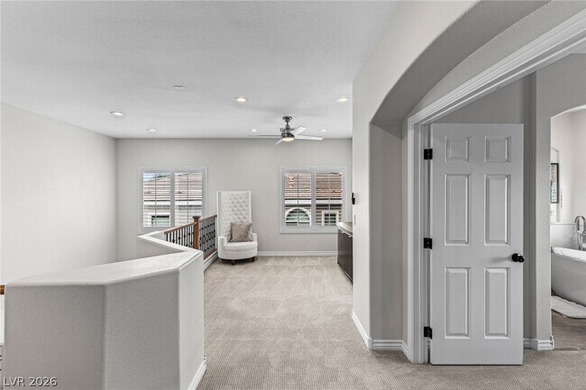 Building Photo - 275 Spectacular St