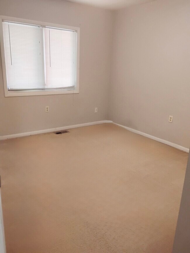 #2 bedrrom - 334 Shenandoah Cir