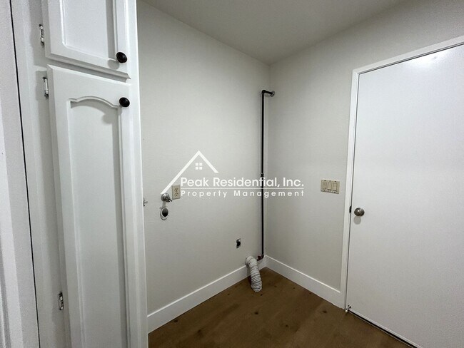 Building Photo - 7400 Martignetti Ct