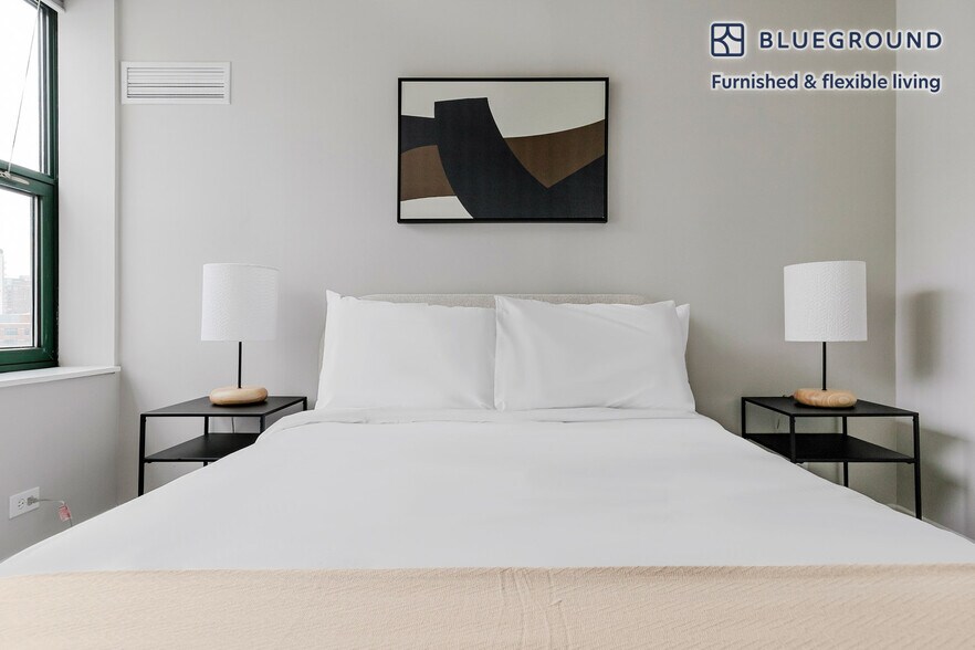 Building Photo - 77 W Huron St