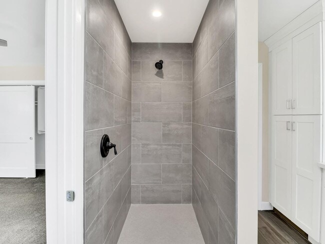 Building Photo - 544 W 17th Pl