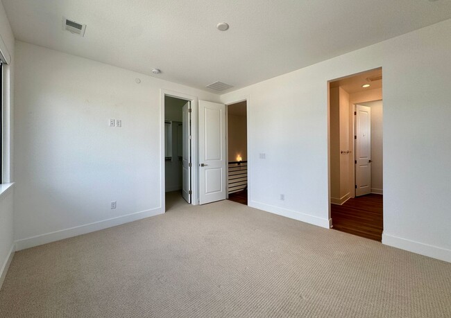 Building Photo - 706 Saddle Dr