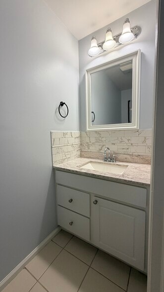 Bathroom 1 (Half) - 37A Cheever St