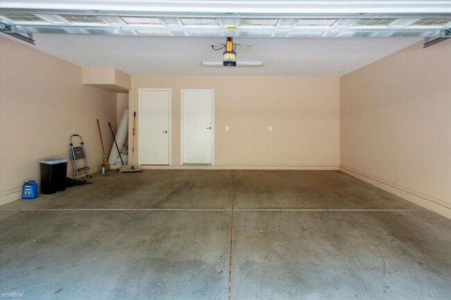 Building Photo - 2 br, 2.5 bath Condo - 240 W Juniper ave U...