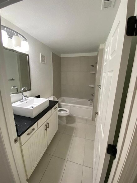 Building Photo - 5475 Vineland Rd