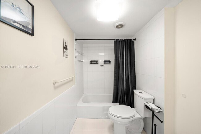 Building Photo - 1330 NE 105th St