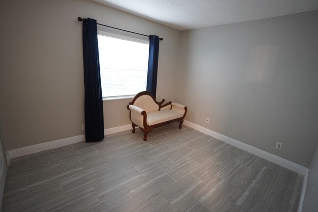 Building Photo - Renovated 2/2 in quite 55+ community