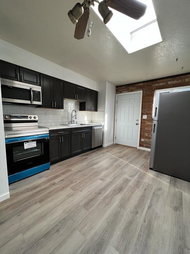 Building Photo - 3054 N Cherry Ave