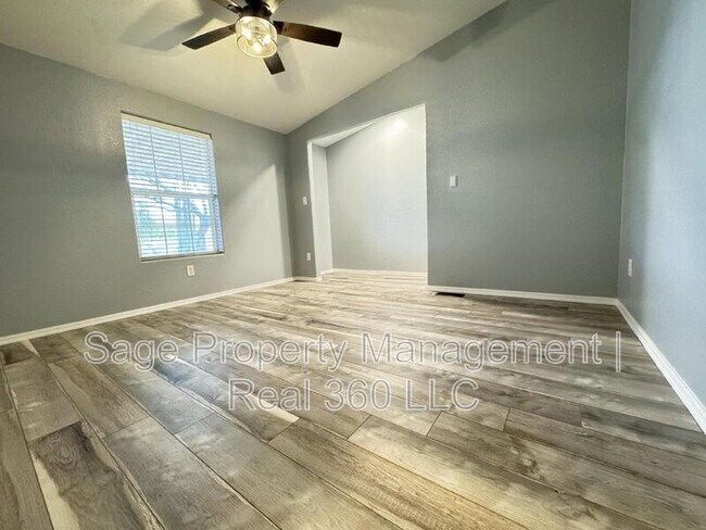 Building Photo - 4879 N Monterey Dr