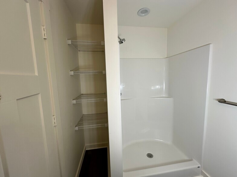 Building Photo - 560 White Pine Dr