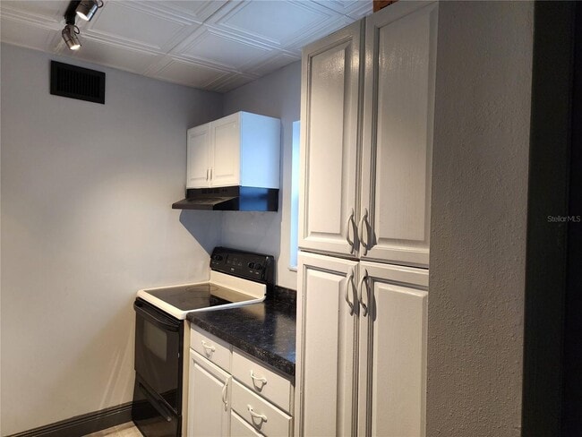 Building Photo - Cute Studio in the heart of Tampa