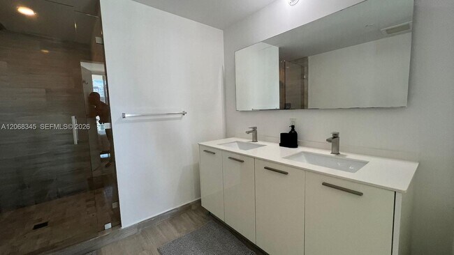 Building Photo - 1300 Brickell Bay Dr