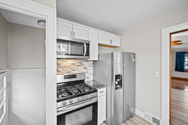 Building Photo - 4524 Waveland Ct