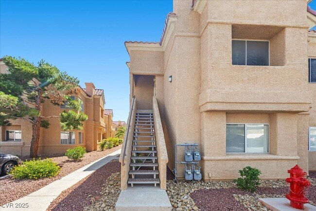 Building Photo - 900 Heavenly Hills Ct