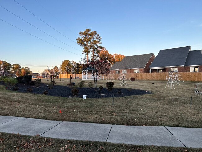 Building Photo - Spacious Family Rental in Prime Location