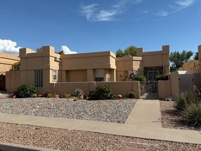 Building Photo - Desirable 3 Bed 2 Bath 2 Car Garage