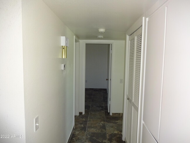 Building Photo - 9930 W Oak Ridge Dr