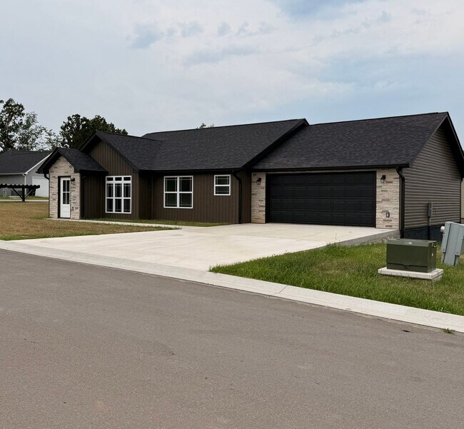 Building Photo - 3 Bedroom 2 Bath Built in 2025