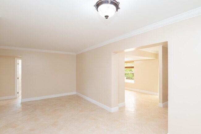 Building Photo - 374 Linda Ln