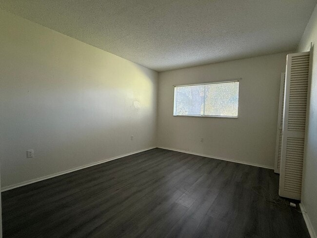 Building Photo - Cute Condo in Greenbriar
