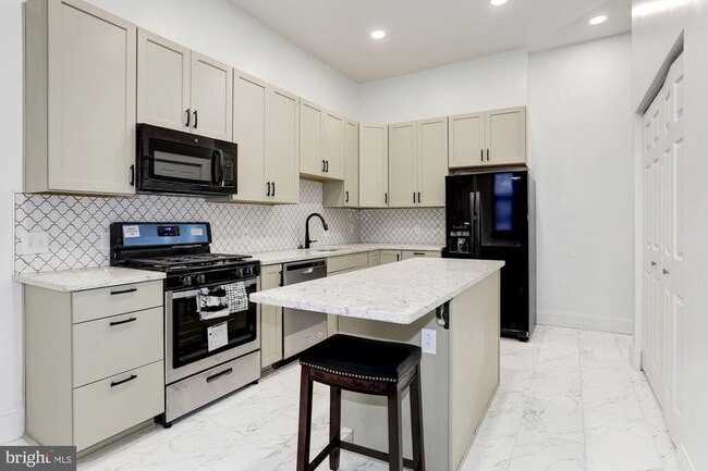 Building Photo - 638 G St NE