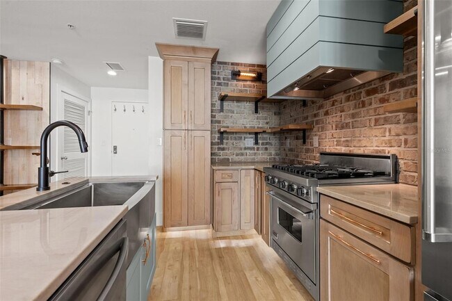 Building Photo - 1208 E Kennedy Blvd