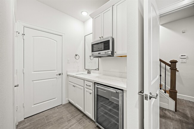 Building Photo - 719 Leverkuhn St