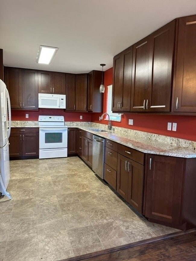 Building Photo - The Perfect Family Home! Large Yard, Deck ...
