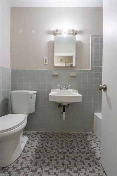 Building Photo - 344 Woodview Ave