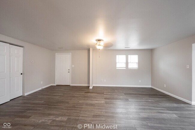 Building Photo - 955 N Traub Ave