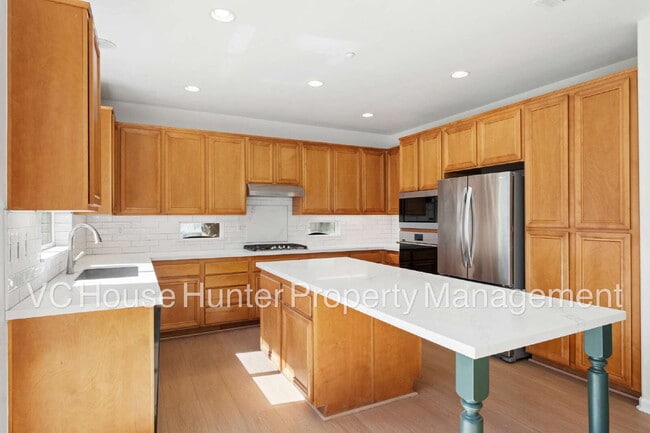 Building Photo - 4 Bedroom 2.5 Bath in Oxnard