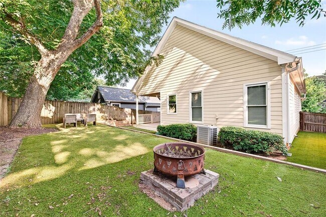 Building Photo - 523 Irwin St NE