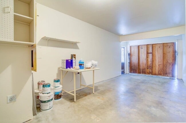Building Photo - Remodeled Single Level Duplex!