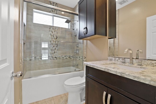 Building Photo - Spacious 3 Bedroom 3 Bath Available Now!