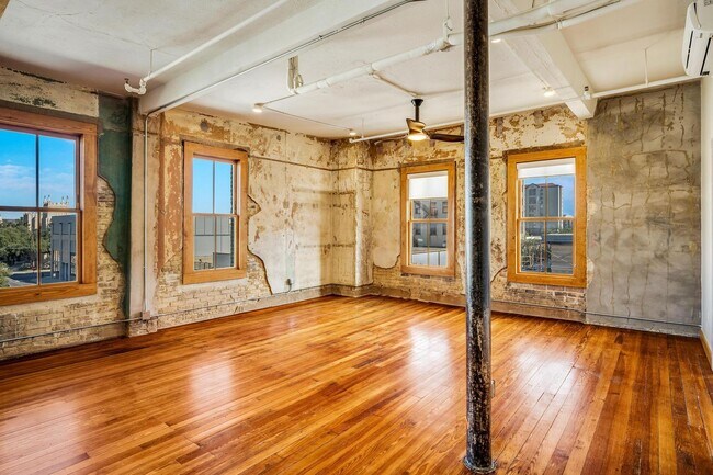 Building Photo - LUXURY   CONDOS IN THE HEART OF ALAMO CITY