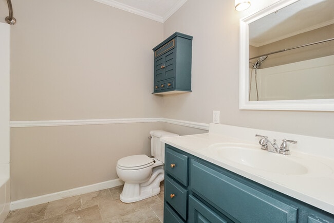 Building Photo - 302 Ridgedale Dr SE