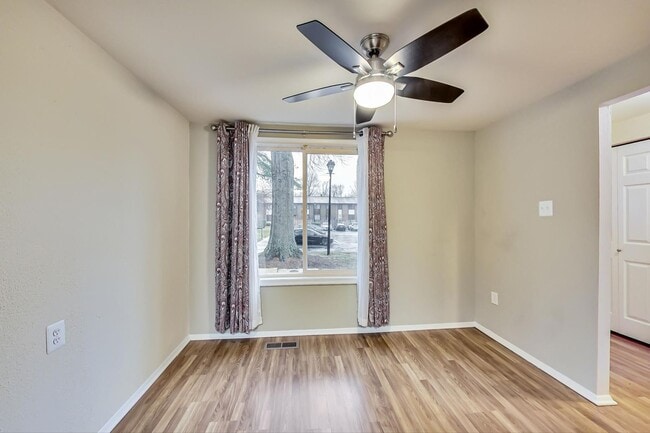 Building Photo - COMING SOON - Updated 3+2.5 End Unit w/ 2 PARKING SPACES