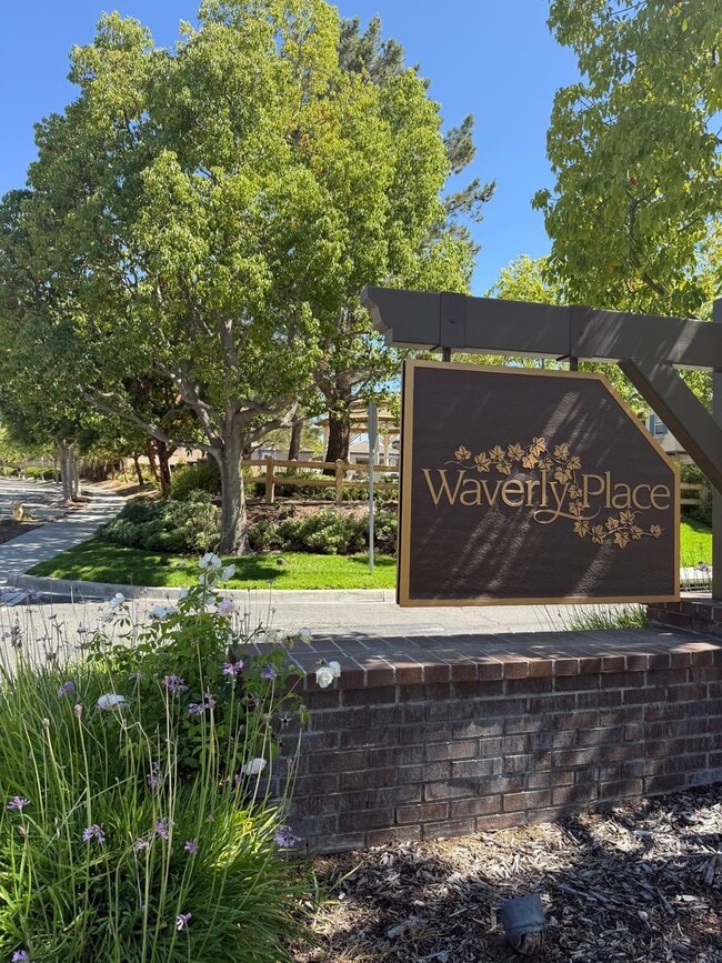 Building Photo - 3 bed, 2 1/2 bath townhome in Moorpark