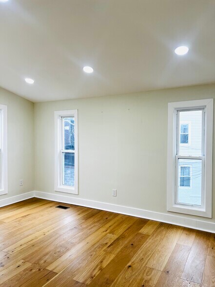 Building Photo - 116 Thomas St NW