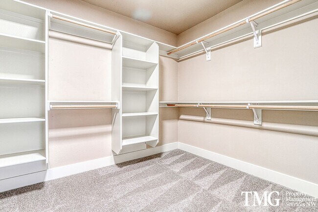 Building Photo - Large Pet Friendly 3 bed 2.5 bath home in ...