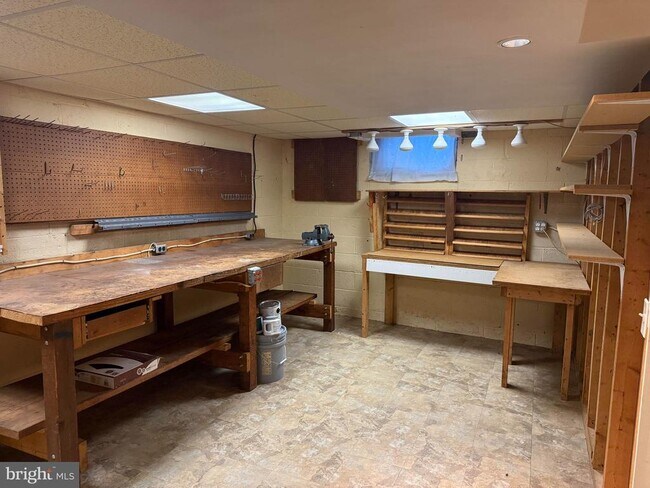 Building Photo - 240 Sweetbriar Cir