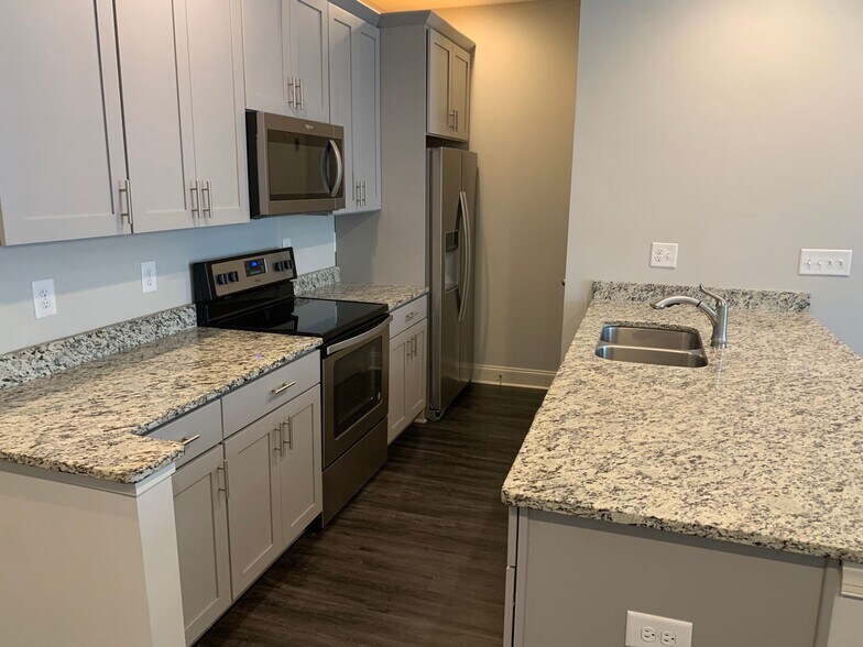 Building Photo - Pristine 3 Bedroom Unit at Eagle Ridge Tow...