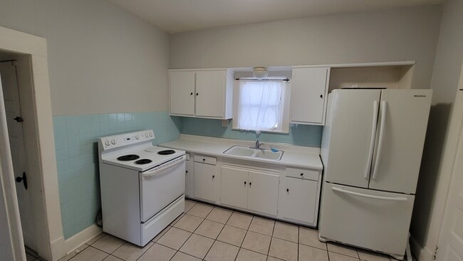Building Photo - 3 bedroom house with fenced backyard