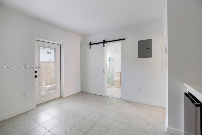Building Photo - 7800 NE 10th Ct