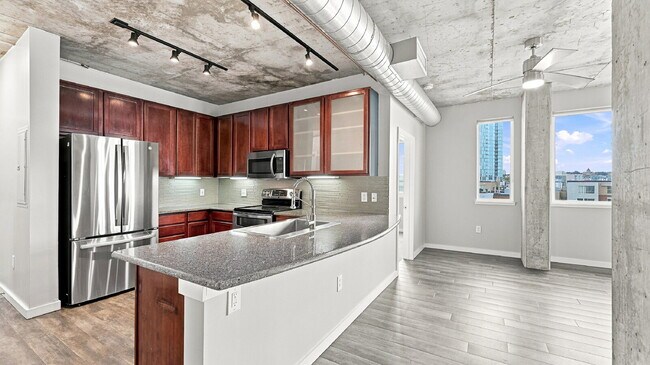 Building Photo - $2,820.95- 2 bed, 1 bath Condo in the heart of Denver with In Unit Laundry!