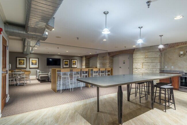 Building Photo - 609 Central St