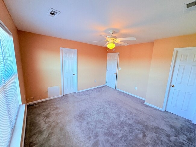 Building Photo - CENTRALLY LOCATED TOWNHOUSE - STAFFORD
