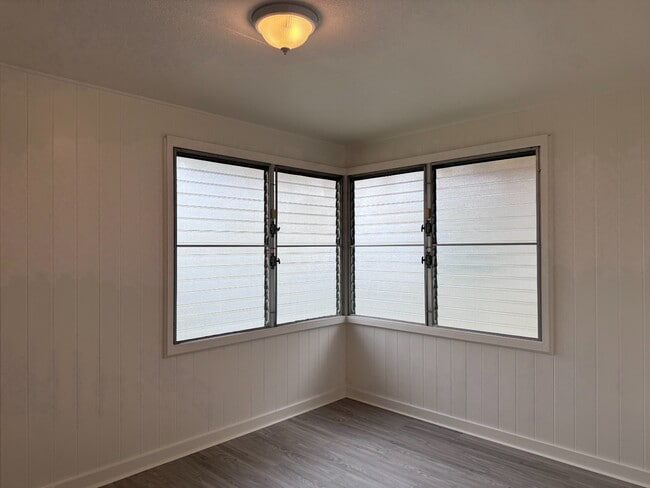 Building Photo - 2 Bed/1 Bath/ 1 Parking w/ Split A/C unit