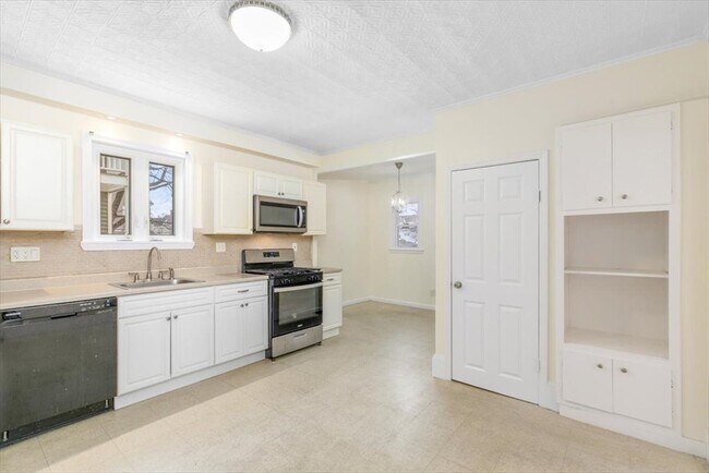 Building Photo - 335 Salem St