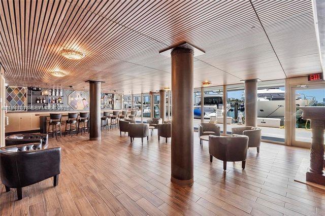 Building Photo - 900 Bay Dr